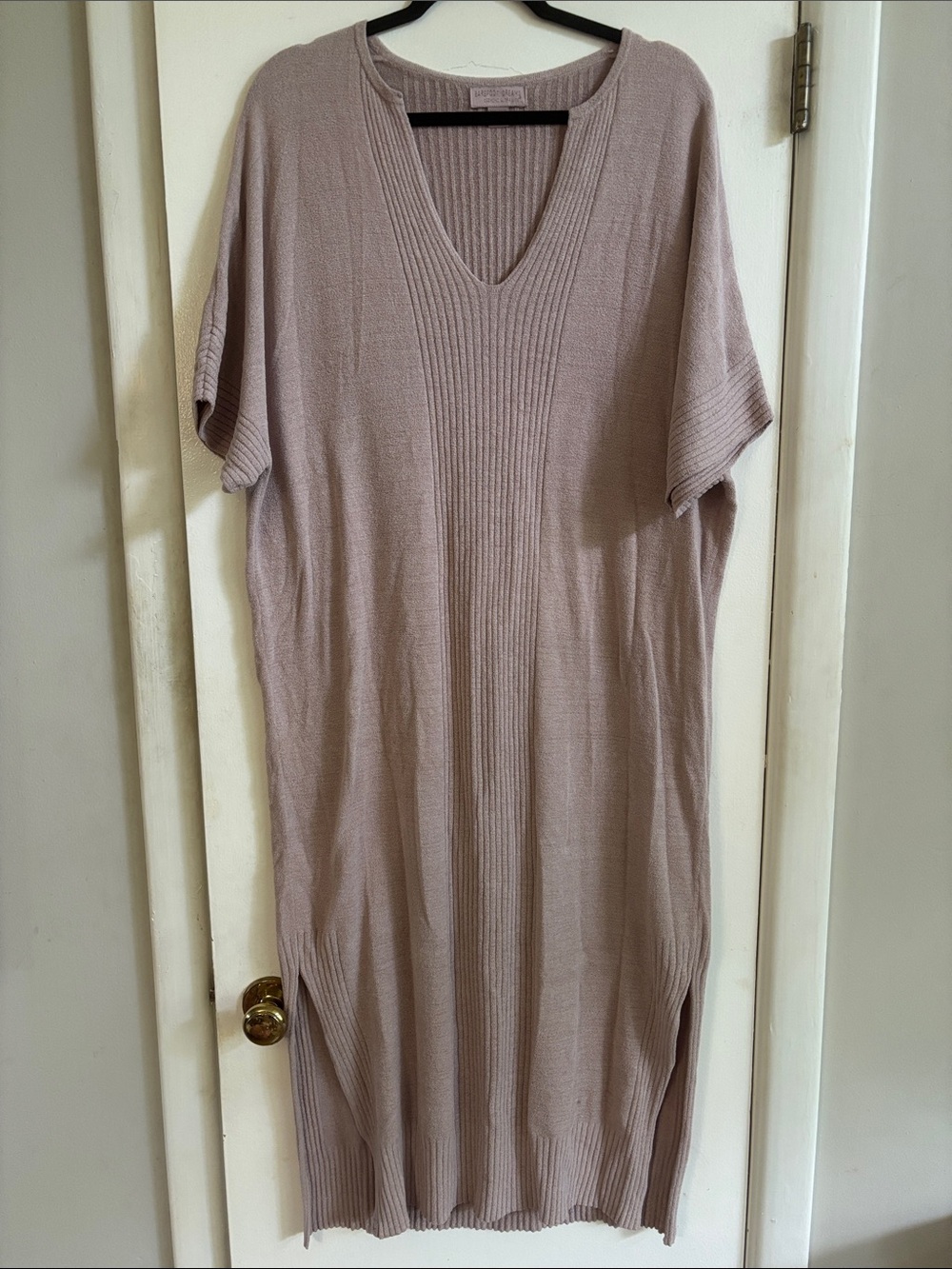 One size Barefoot Dreams V-Neck Short Sleeve Tunic in Mauve Taupe. Very soft
